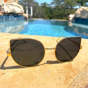 Simple cat eye sunglasses